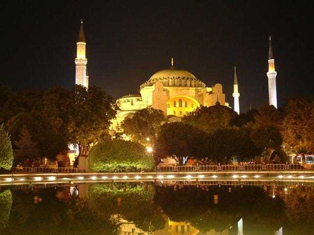 كان مبنى  على مدار 916 عام كتدرائية ولمدة 481 عام مسجداً تعرف علي رحلة ”آيا صوفيا”