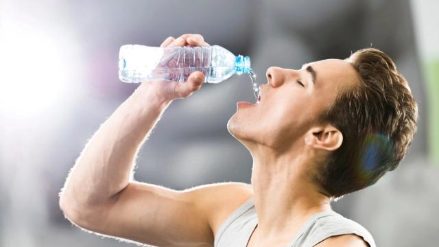احذر من شرب الماء كثيرًا خلال فصل الصيف