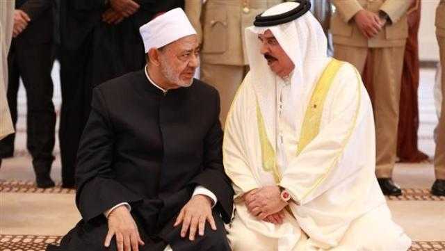 شيخ الأزهر يؤدى صلاة الجمعة مع ملك البحرين بجامع قصر الصخير
