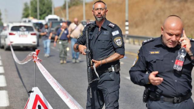 بعد انفجار قنبلة في تل أبيب.. الشرطة تحقق مع فلسطينيين مشتبه بهما