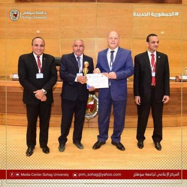 صاحب مبادرة ”يلا نشجع بعضنا نبتكر” يفور بكأس الابتكار بجامعة سوهاج