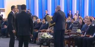 ”نقابات عمَّال مصر” يهدي الرئيس السيسي درعًا تذكاريًا