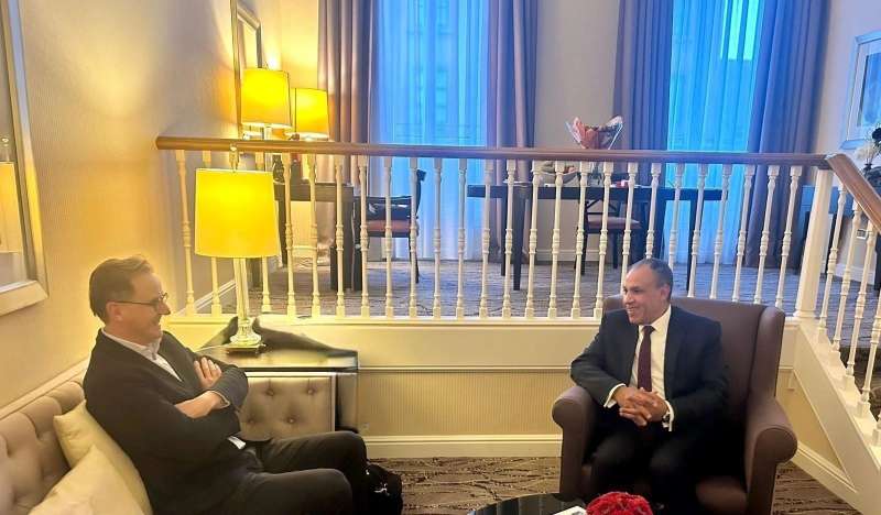 وزير الخارجية والهجرة يلتقى مدير عام مشروعات الربط الكهربائي في بروكسل