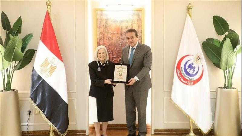 وزير الصحة يُكرّم السفيرة هيفاء أبوغزالة