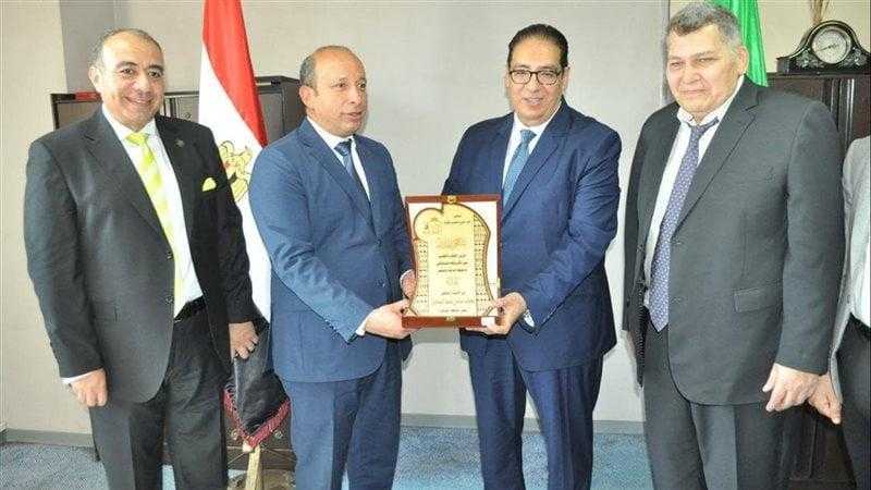 رئيس جامعة القاهرة يتفقد أعمال تطوير مستشفى قصر العينى التعليمى الجديد