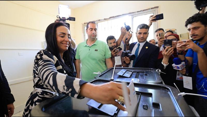 وزيرة التضامن الاجتماعي تدلي بصوتها بلجنة مدرسة بدر بالدقي