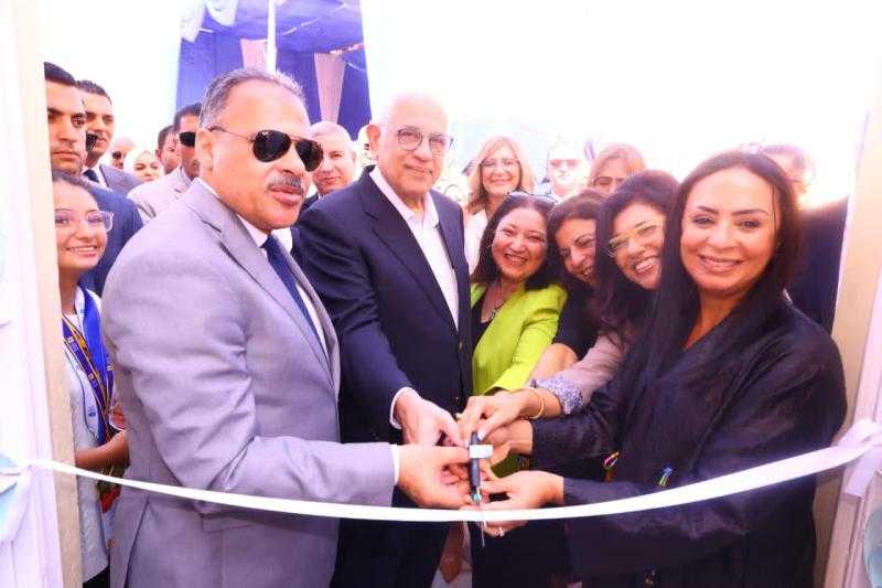 وزيرة التضامن ومحافظ الشرقية يفتتحان منطقة رياض الأطفال بمدرسة السيدة عائشة