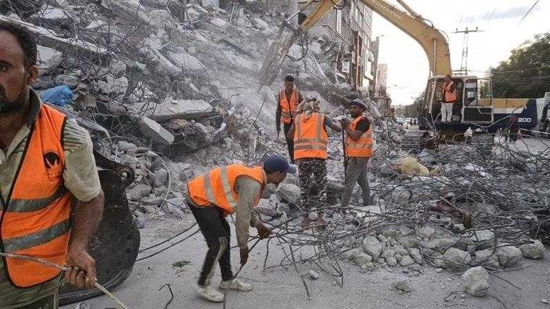 الدفاع المدني بغزة: انتشال جثامين 9 شهداء بعد استهداف الاحتلال حافلة للنازحين