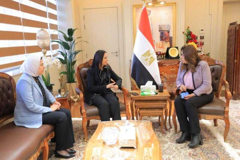 مايا مرسي ومنال عوض تبحثان دعم جهود الهلال الأحمر وبعض الملفات المشتركة بالمحافظات