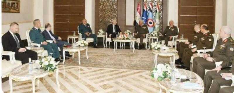 وزير الدفاع ورئيس الأركان المصريان يلتقيان قادة الوفود المشاركة بـ”إيديكس”