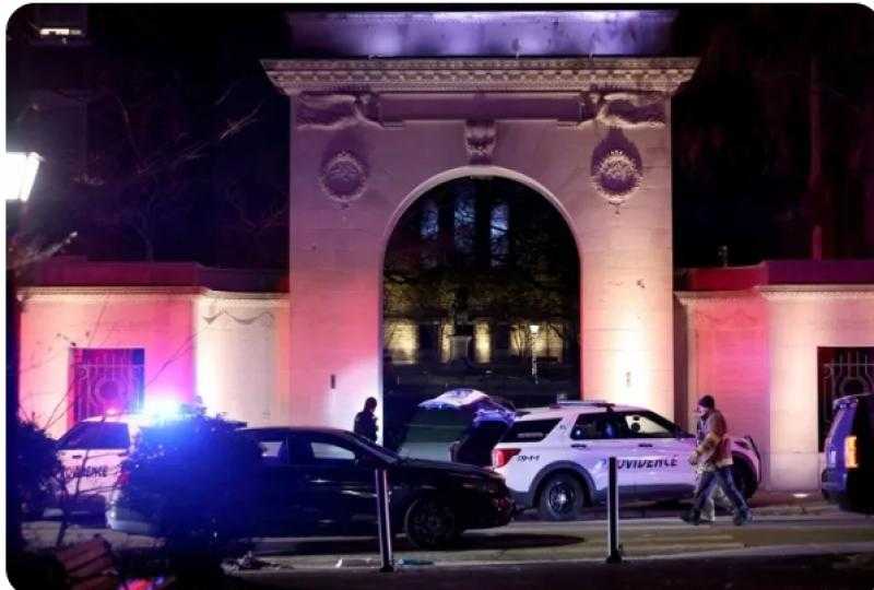 هجوم جامعة براون.. منفذ العملية يرتدي زيا أسودا والسلطات تطارده