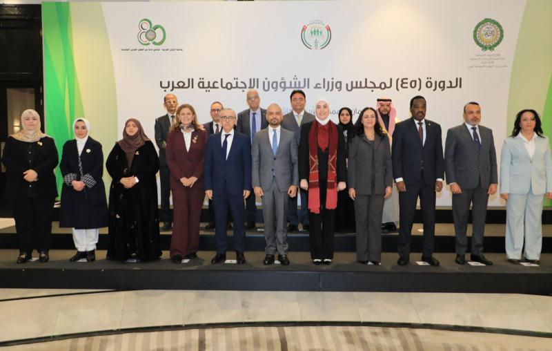 صورة تذكاريه لوزيره التضامن خلال مشاركتها مجلس وزراء الشؤون الاجتماعيه العرب بـ "عمان"