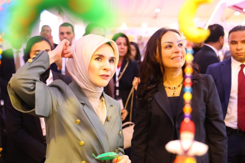 مايا مرسي وماهينور أوزدمير تتفقدان معرض ”ديارنا” للحرف اليدوية والتراثية